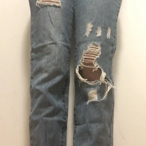 Blåa lågmidjade jeans med hål - Dom är lite för tighta runt midjan för mig så jag säljer dom istället. Bortsett från det är dom bekväma. 