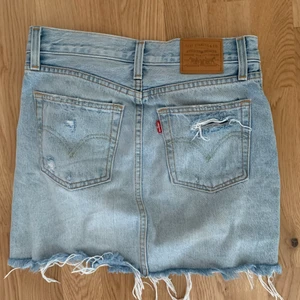 Levi’s kjol - Mycket fint skick, skulle säga att den passar storlek 32 möjligtvis 34