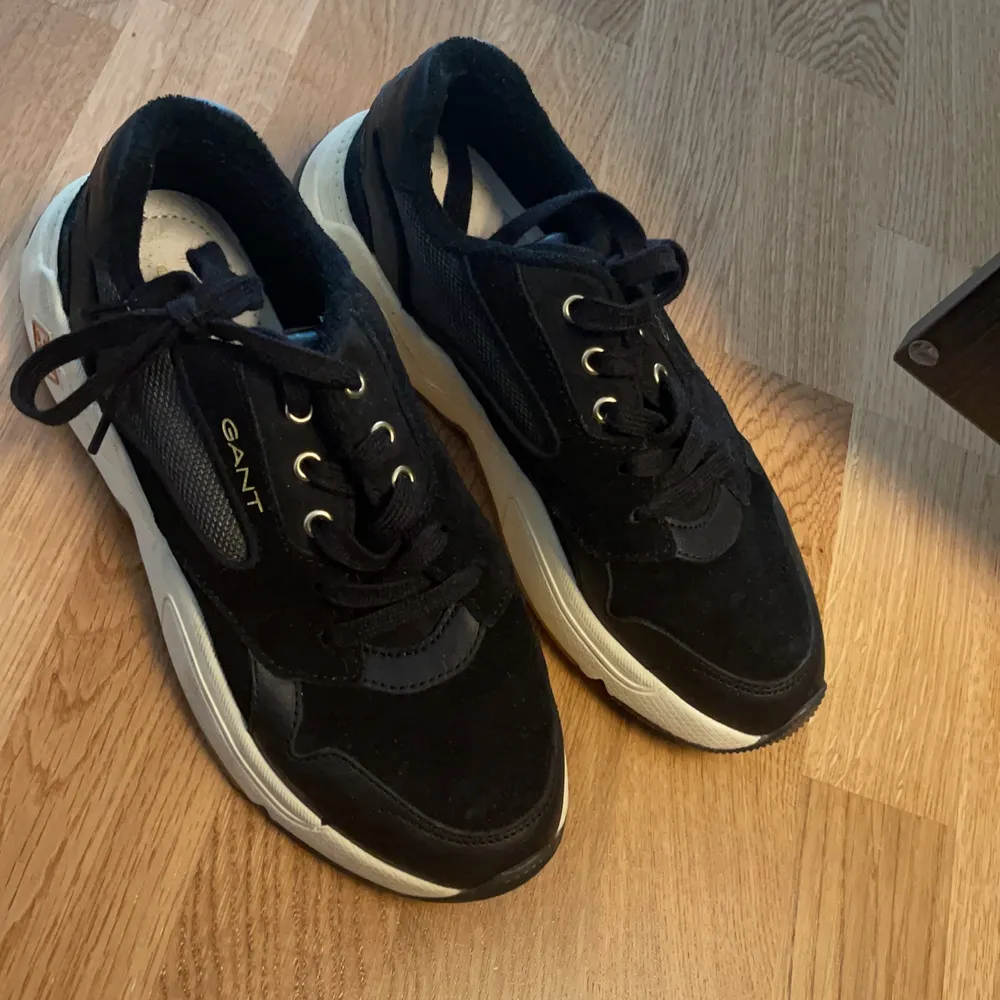 Har använt dessa sneakers en gång dom är som nya. Köptes för runt 1000 kr har även kvitto. Skor.