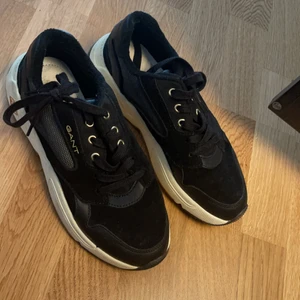 Gant sneakers  - Har använt dessa sneakers en gång dom är som nya. Köptes för runt 1000 kr har även kvitto