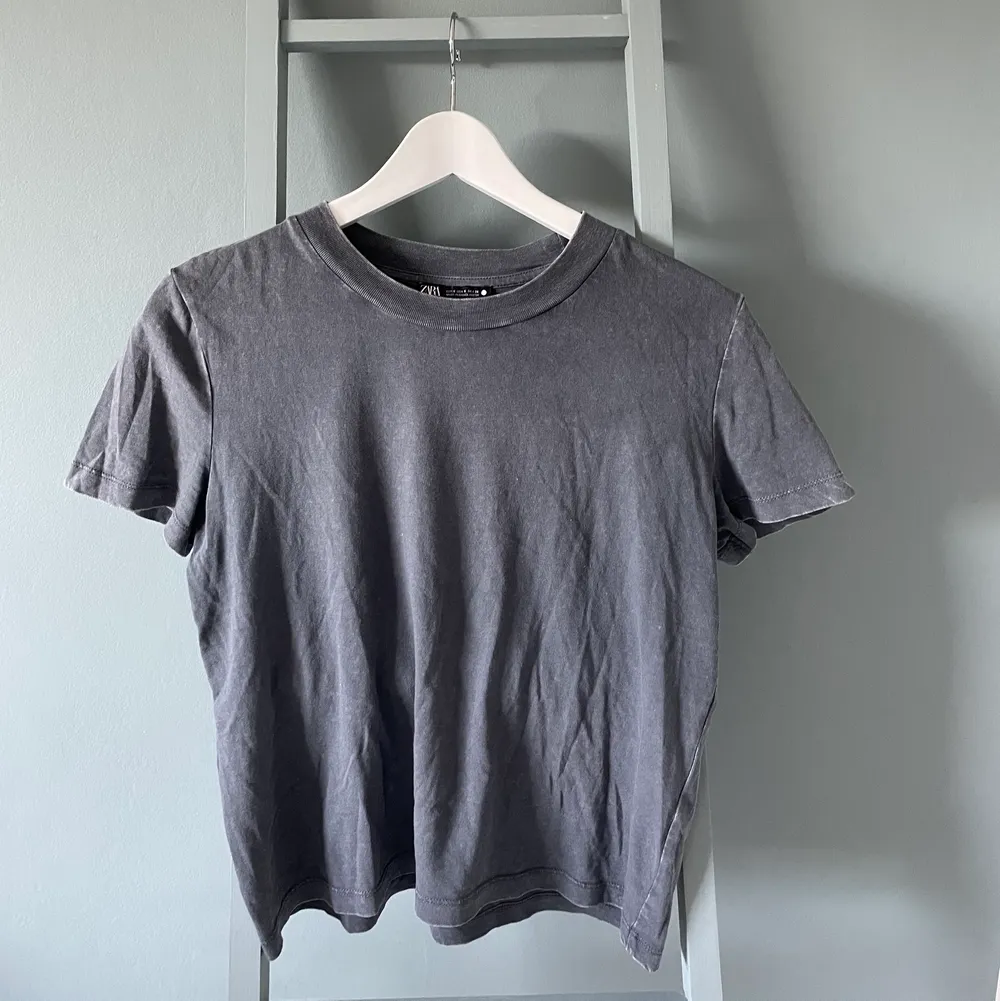 Stentvättad T-shirt från Zara. Storlek S, mjuk och skön. Jag är 174 cm.😁 frakten är ej inräknad, spårbar men är öppen för förslag kring pris.✌️. T-shirts.
