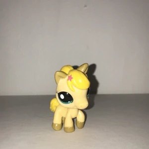 Little pet shop  - Säljer mina gamla Pet shops. De har gått upp i värde eftersom att de inte går att få tag på längre. Men jag har valt att sälja dessa för 15 kr st. Hör av dig privat om du är intresserad 💕 Köparen står för frakten, den blir olika beroende på hur många du köper🤩