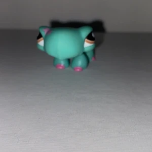 Little Pet shop - Säljer mina gamla Pet shops. De har gått upp i värde eftersom att de inte går att få tag på längre. Men jag har valt att sälja dessa för 15 kr st. Hör av dig privat om du är intresserad 💕 Köparen står för frakten, den blir olika beroende på hur många du köper🤩