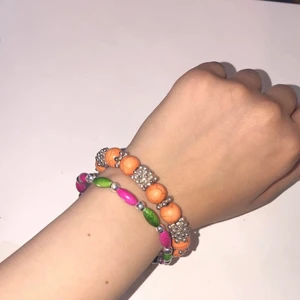 Färg armband 🍄 - Köpt den i Turkiet 🇹🇷 Jag har aldrig användat den så den är fortfarande ny. Om ni har frågor ni kan gärna fråga mig !! :) Frakten är 13kr så det blir 93kr