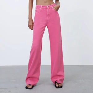 Rosa jeans - Säljer mina rosa jeans som är helt slut i lager på Zara! Jag är 176 cm och på mig är dom perfeeekta! Lapparna sitter kvar!!💕💕  Frakt tillkommer!