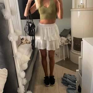 stickad topp!  - sjukt fin stickad topp i smutsgrön färg!! man kan knyta den på olika sätt samt att det finns knappar där bak :) 