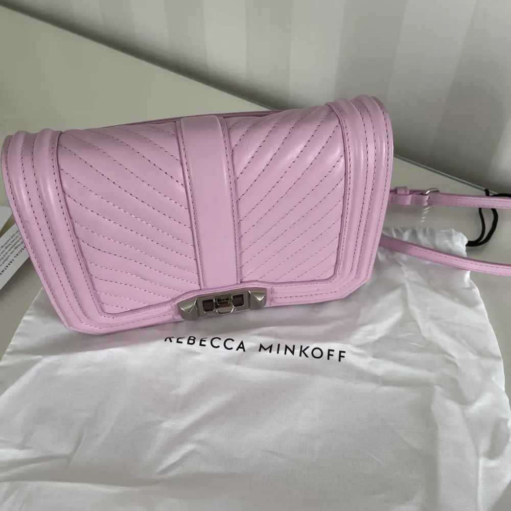 Jättefin rosa Rebecca minkoff väska. Använd ett fåtal gånger och ser precis ut som ny. Går att använda på två sätt som man ser på bilderna. Längden: 20cm och höjden: 14cm. Kan skicka fler bilder vid intresse. Nypris är ca 2000kr. Dustbag medföljer. 66kr spårbar frakt tillkommer.💕💕 pris kan diskuteras. Väskor.