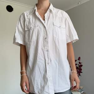 Kortärmad skjorta från Levis! I väldigt bra skick utan fläckar eller tecken på användning. Herrstorlek XL. Köparen står för frakt på 66 kr!
