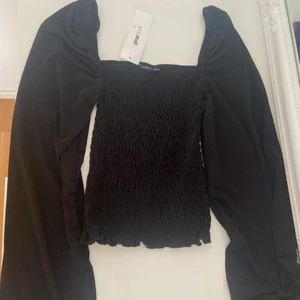 Top GINATRICOT XS - Helt ny top från Ginatricot. Storlek XS. Finns i Göteborg men kan även fraktas✨