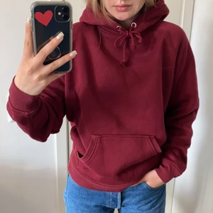 Vinröd hoddie - Vinröd hoddie från bikbok i storlek XS men sitter bra på mig som brukar ha S, stor i storleken. Någorlunda nopprig därav priset, inga fläckar eller liknande! Priset är ex frakt. Kolla gärna mina andra annonser, rensar garderoben så mycket fint ligger ute😊