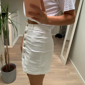 Gina kjol - Jättefin vit kjol från Gina. Frakt tillkommer 66 kr.