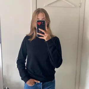 Gant Sweatshirt  - Svart sweatshirt från gant i nyskick, endast använd 1-2ggr. Diskret Gant-märke broderat på bröstet. Storlek S och sitter perfekt. Riktigt bra kvalitet och är ett perfekt basplagg! Priset är ex frakt. Kolla gärna mina andra annonser, rensar garderoben så mycket fint ligger ute!☺️