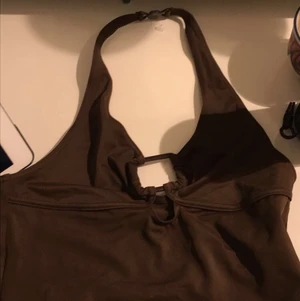 Topp  - En brun bad topp som är jätte snygg och verkligen inne, den finns inte att köpa någonstans. Jag är s och den sitter bra men inte vid bysten skulle rekommendera för xs-xxs 