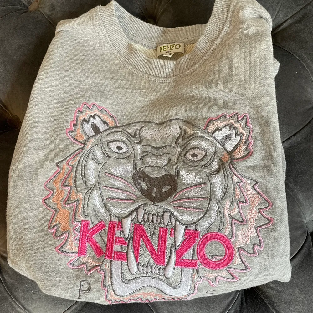 Äkta kenzo tröja i storlek 14 år, barn. Knappt använd och är i mycket bra skick. Sitter som en liten S/ vanlig XS. Köpt för 1800kr, säljer för 900kr. Tröjor & Koftor.