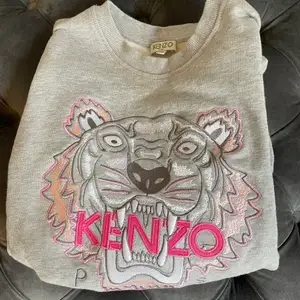 Äkta kenzo tröja i storlek 14 år, barn. Knappt använd och är i mycket bra skick. Sitter som en liten S/ vanlig XS. Köpt för 1800kr, säljer för 900kr