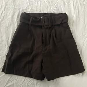 Bruna shorts från HM i storlek S