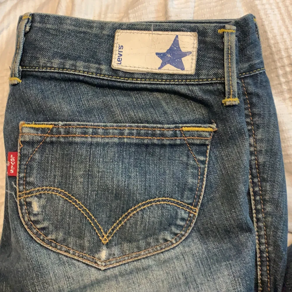 levis jeans med jättefina detaljer, passar bäst S/ liten M (frakt tillkommer). Jeans & Byxor.