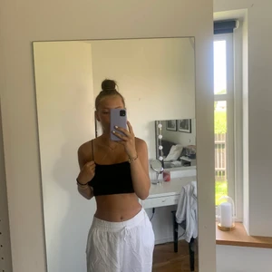 Svart linnw - Fint linne med tunna straps som passar superbra nu i somamr. Sällan används. Köparen står för frakt 💘💘