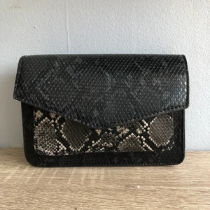 Ormönstrad Axelremsväska  - Fin axelrems väska! Säljer för att den kommer inte till användning. Den är såklart inte gjord på riktigt skin den är gjord av plast :) köpte den för ungefär ett år sedan och har högst använt den 1 gång. Betalning skrev vis Swish. 