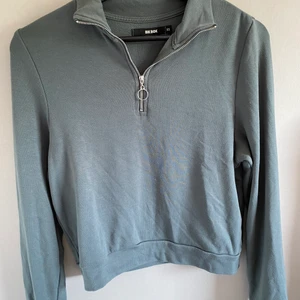 Tröja, bik bok - Tröja med dragkedjadetalj från bikbok, storlek xs. Använd ca 15 gånger. Nypris 249, mitt pris 49 + frakt