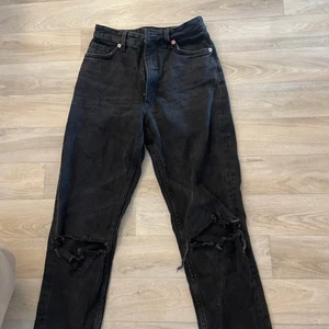 High waist balloon leg jeans st24 - Aldrig kommit till användning, egen gjorda hål, storlek 24