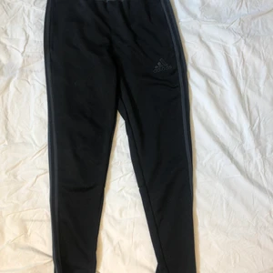 Adidas byxor  - Säljer mina adidas byxor aldrig använda och jätte bra skick. Jätte bra till skolstart eller till träning.