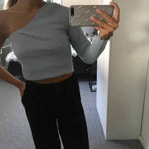 Oneshoulder topp - Ljusblå oneshoulder topp från ginatricot, bra skick!