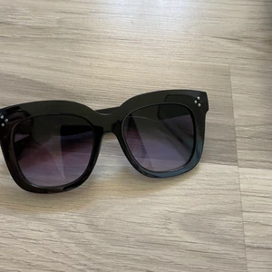 Solglasögon  - Fina solglasögon från Glitter. Knappt använda, fint skick!