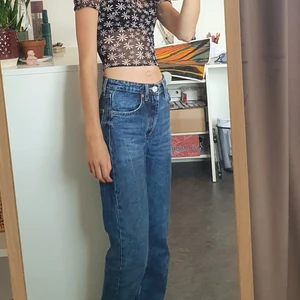 Zara jeans  - Ett par mörkblå zara mid-raise.