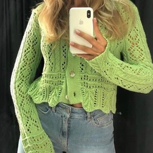 Slutsåld zara kofta - (Obs. Första bilden är lånad ) superfin grön kofta från zara. Använd fåtal gånger. Helt hel och inga defekter. Skriv för fler bilder eller för direktköp. 🦋🏄‍♀️💞💓