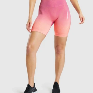 Gymshark shorts  - Gymshark ombre shorts i storlek S. De är knappt använda och säljer dom just för att de inte kommer till användning. Kan skicka fler bilder i chatten. Det finns inga defekter eller tecken på slitningar. Orginal pris: 450 + 60kr frakt Säljer för: 210 + 48kr frakt