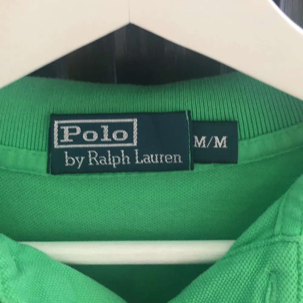 Grön Ralph lauren polo pike i väldigt fint skick då den endast är använd fåtal gånger . T-shirts.