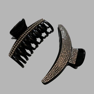 — S O M M A R —  L O P P I S —     Bling hårklämmor - Jätte fina, använder såna här hela tiden!! ❤️ har aldrig haft såna här gå sönder. Därför säljer jag till er, vill att ni ska ha det bästa. 60kr styck, 90kr för båda