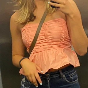 Omsydd topp från zara - En topp från zara som jag själv sytt om då jag inte gillade modellen, är numera en bandou men volang😍