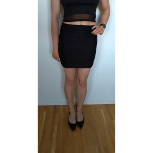 Svart kjol från H&M  - Knappast använd, svart kjol från H &M. Säljer då den inte kommer till användning. Strl 36, men är stretchig så passar även 38. 