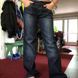Utsvängda baggy lågmidjade blå jeans. De är insydda i midjan för bättre passform💕 frakt tillkommer om inte mötas i Stockholm 