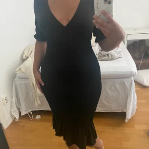 Svart klänning - En elegant klänning, passar perfekt till middagar och lite mer festliga tillfällen. Stretchig och formar sig efter kroppen. Använd 1 gång. 