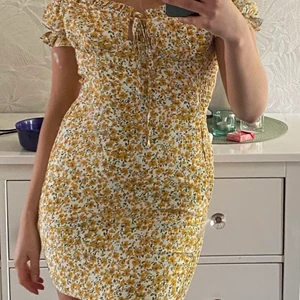 Blommig klänning kiss the sky  - Klänning från kiss the sky, endast testad, strl 38