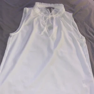 Super söt blus - Super söt blus, använd max 1-2 ggr. Passar svin bra det är en storlek 34.