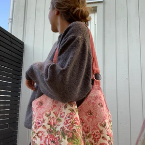 Blommig väska - Blommig väska som är använd väldigt få ggr