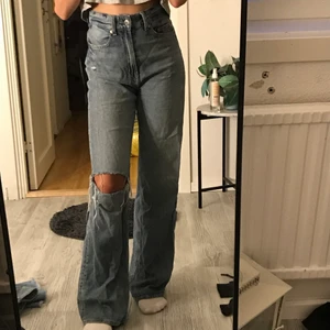 Wide high jeans - Jättefina byxor från HM som knappt är använda! Säljer pga att dom är lite för långa för mig, är runt 162. Köparen står för frakten, skriv för mer bilder
