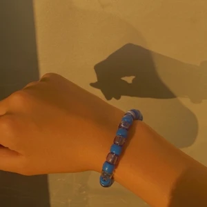 Blått smycke💙 - Bara ett smycke kan ändra på din outfit så mycket. Därför säljer jag nu dessa elastiska armband i många olika färger!