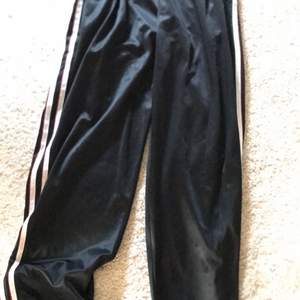 ett par svarta jätte sköna oversize byxor! använt många gånger och extremt sköna!! 👍😘