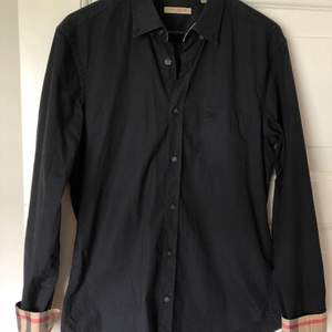 Den klassiska stilrena skjortan från Burberry i Strl M. Inga fläckar eller liknande, knappt använd.