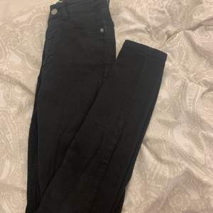 Ett par svarta Molly jeans från Gina
