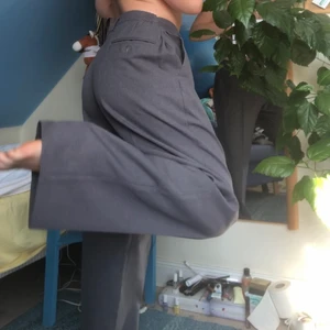 Grå kostymbyxor - Grå kostymbyxor i fint skick, har sytt in dom i midjan. Tyvärr för långa i benen för mig som är en och sextio 💛