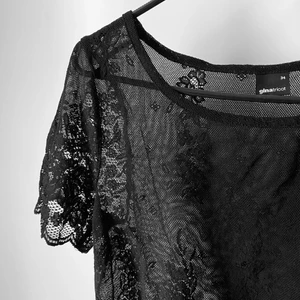 Spetstopp - En kort spetstopp med ett sjukt fint mönster! Assnygg att ha en bralette eller tubtopp under! Säljer pga att den nu tyvärr är för liten för mig. Priset är inklusive frakt<3