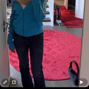 Lågmidjade jeans  - köpa secondhand men kommer ifrån Lindex, jätte bra skick och i bootcut ☺️☺️