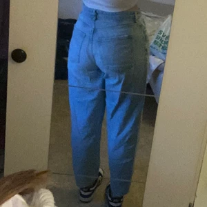 Gina tricot Loose mom jeans - Säljer dessa högmidjade loose mom jeans från Gina tricot, den blåa jeans färgen har blivigt lite tvättblekt men annars i bra skick. Sann i storlek, men passar dem i mindre storlek mer som baggy jeans. Buda i kommentarerna eller skriv till mig privat. 😍