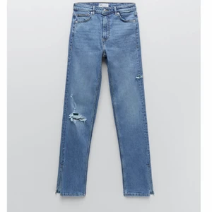 Jeans med slits  - Säljer nu ett par oanvända jeans från zara som är helt slutsålda ⚡️😮‍💨 säljer då de är för långa på mig som är 156😵‍💫💘 köpt för 350kr och har även prislapp och kvitto kvar!⚡️⚡️ vid fler frågor och bilder skriv privat, annars BUDA💘
